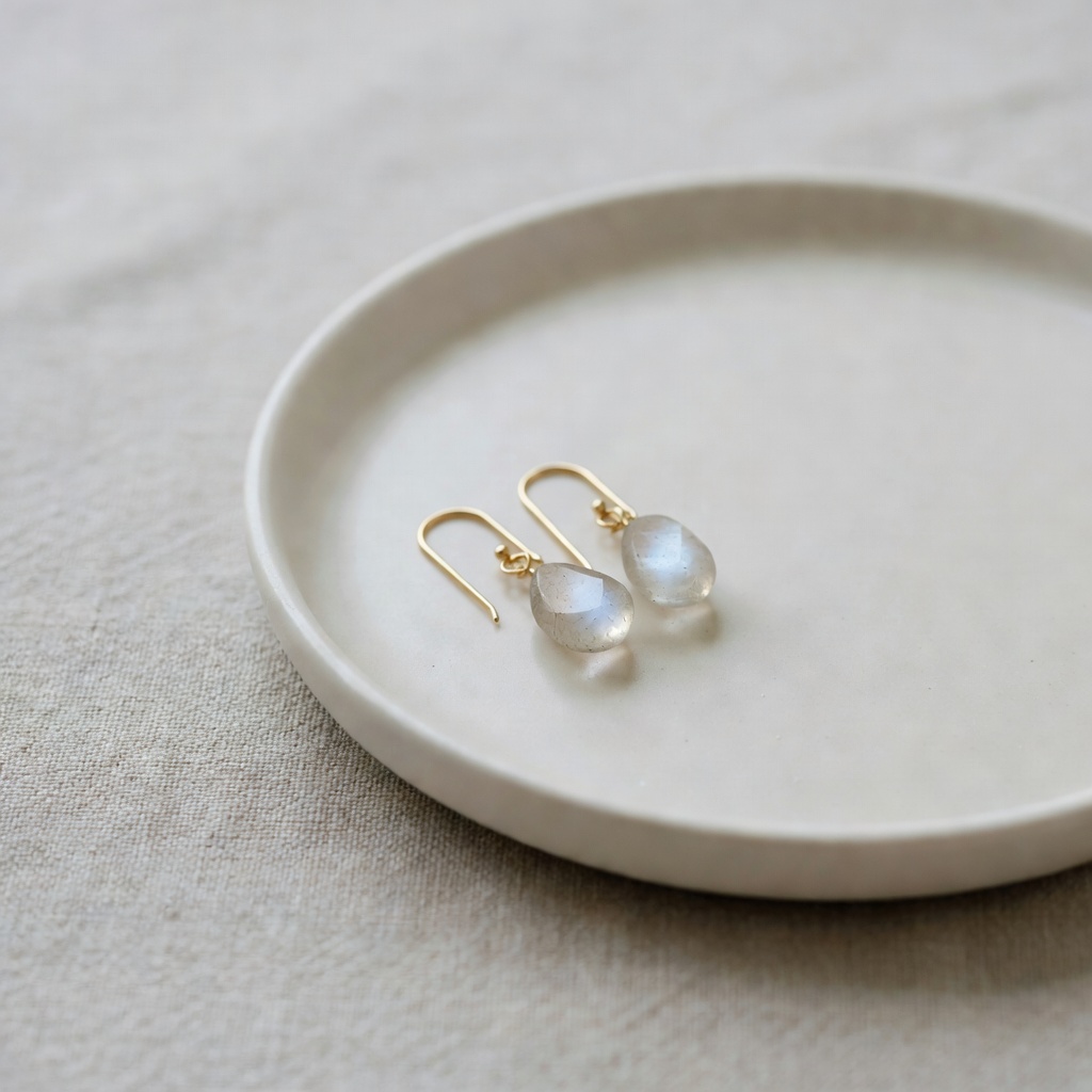 天然石のピアス／イヤリング。金具はチタン・樹脂・サージカルから。ラブラドライトやムーンストーンの新作です。