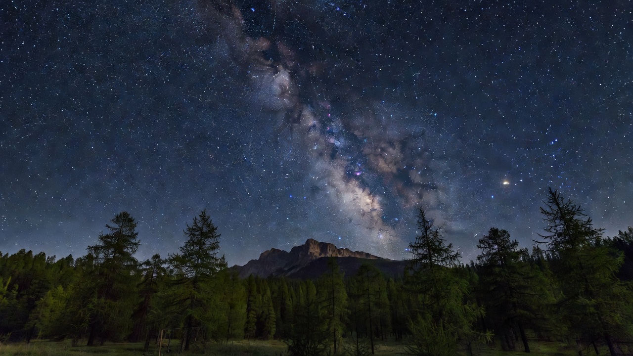 晴れた夜の満天の星。八ヶ岳のふもとは光害が少なく天の川も見えます
