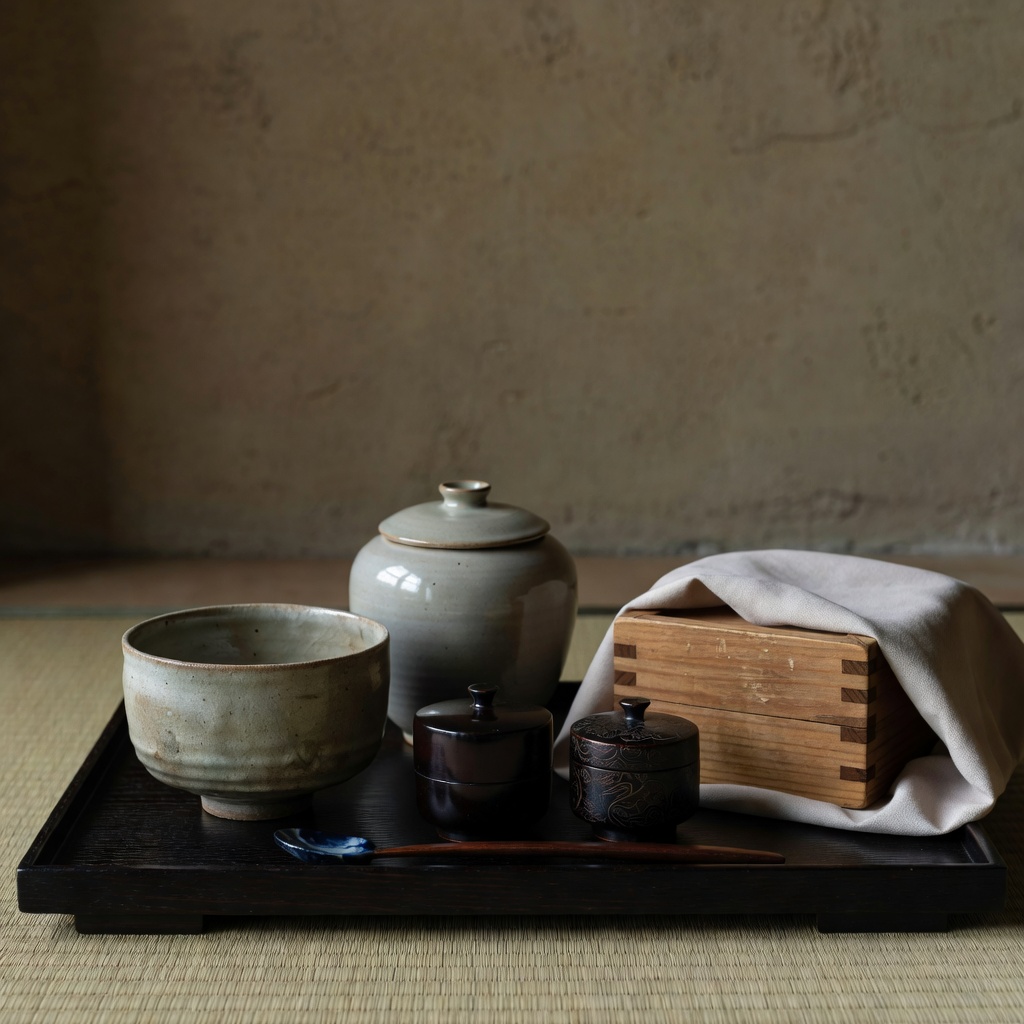 茶道具 ー 茶碗・水指・茶入・香合・棗。初釜前、炉開き前の入荷が増えます。共箱・書付の有無、伝来まで正直にご説明します。お稽古のはじめの一碗から、席で使える道具までご相談ください