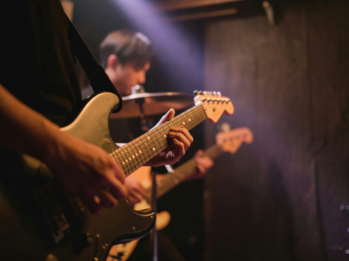 ステージで演奏するバンドのライブ写真とスポットライト