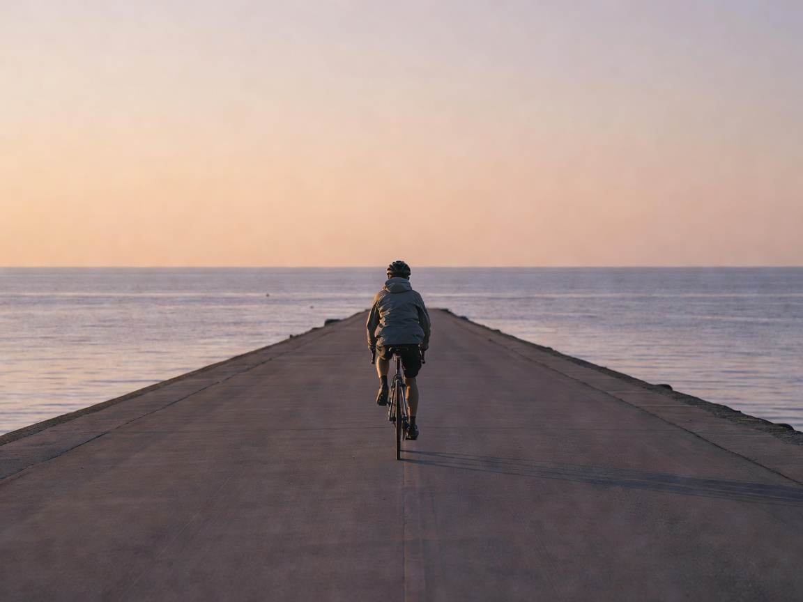 海沿いのサイクリングロードを走る絶景コースの一枚