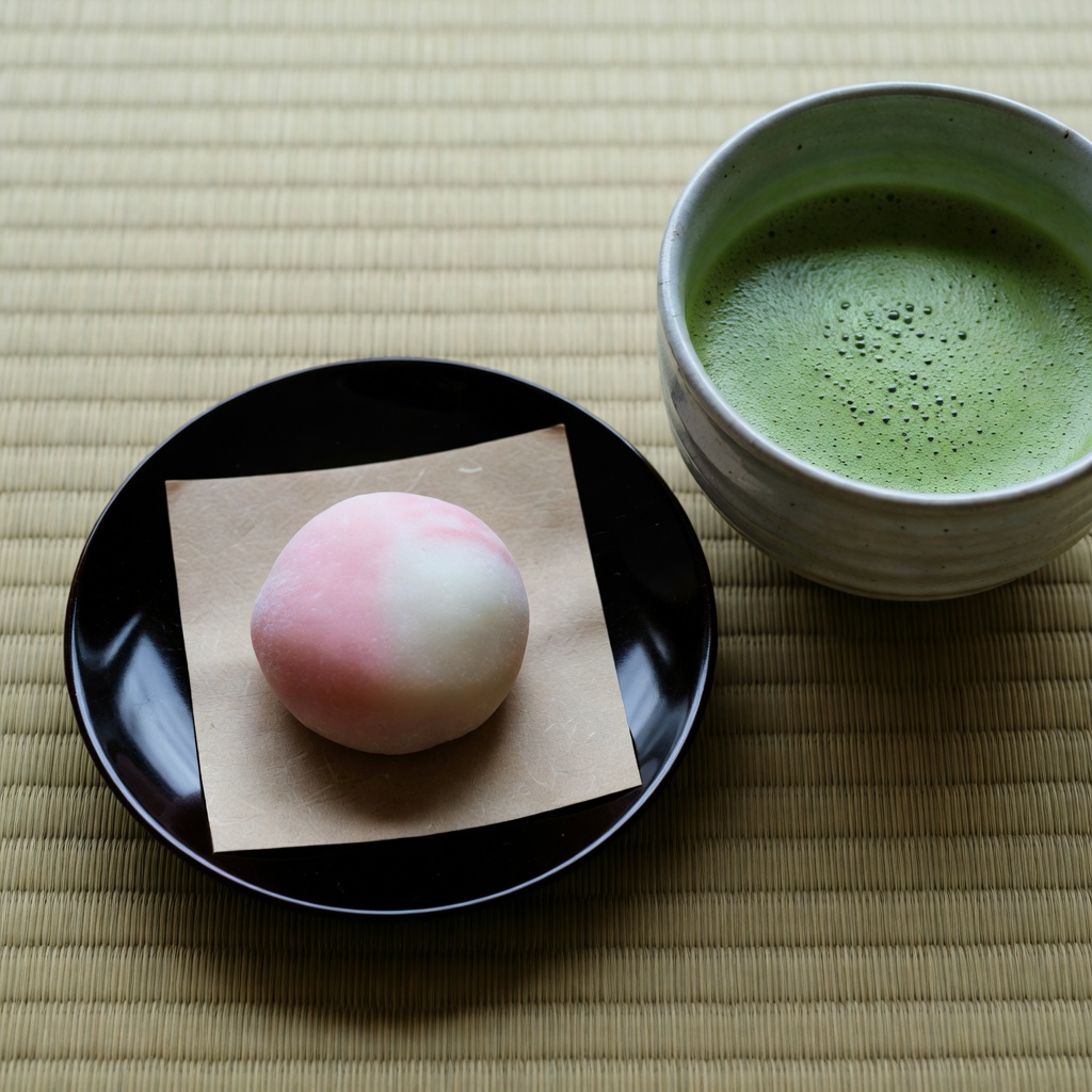 季節の主菓子と薄茶 ー その日の菓銘とともに一服。写真は霜月の炉びらき、亥の子餅を主菓子に。菓子の銘の由来も、お点前の合間にお話しします