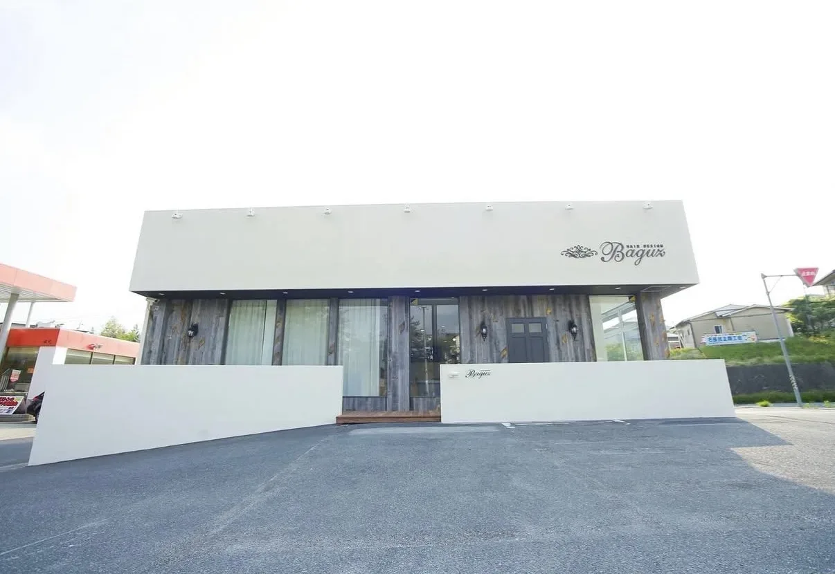 三重県名張市の目印となるまつげサロンの外観と看板