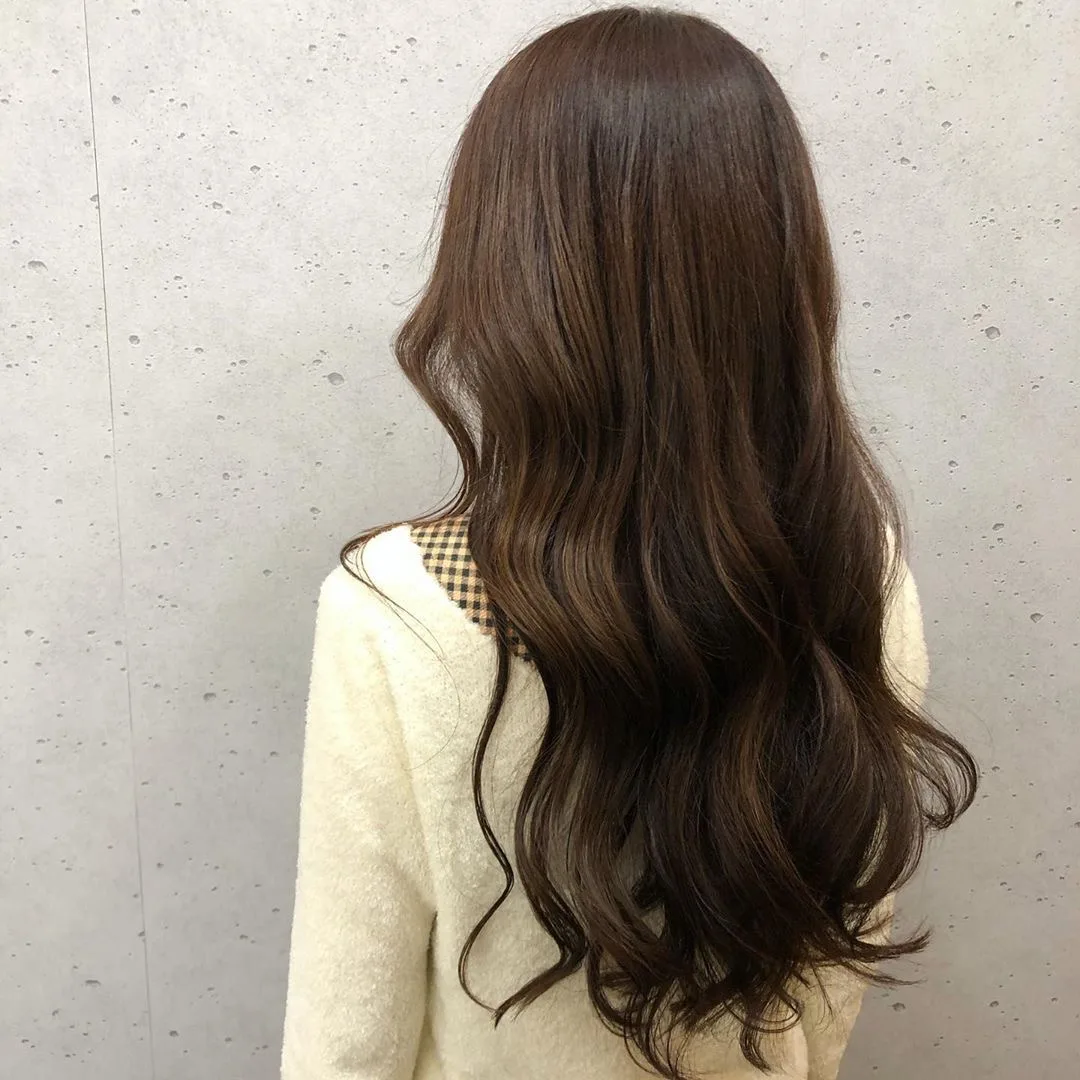 透明感カラーが映えるロングスタイルのヘア作品