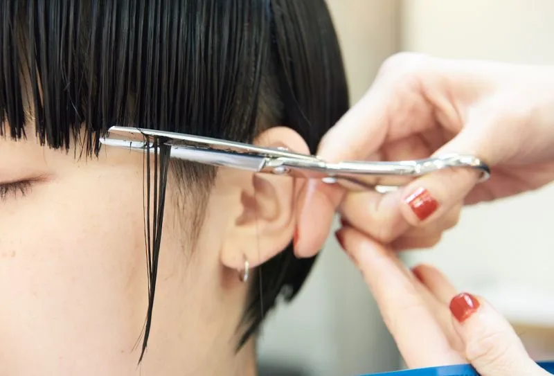 大和八木のヘアサロンでの丁寧な施術風景